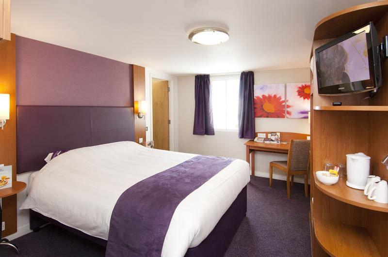 Premier Inn Premier Inn Southend Airport Экстерьер фото