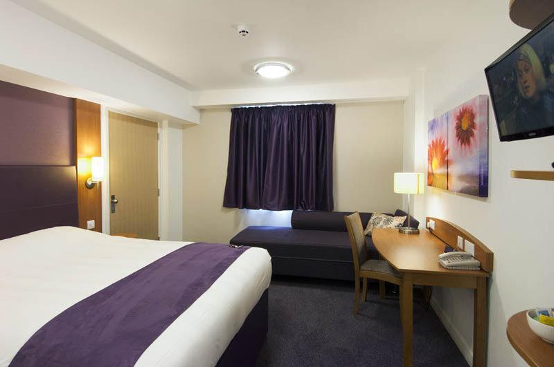 Premier Inn Premier Inn Southend Airport Экстерьер фото